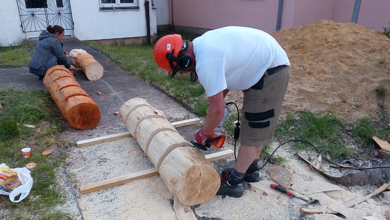 Téměř zapomenutou studánku v Dasnicích místní lidé a další řemeslníci opět vrátili do života.