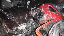 Při srážce dvou osobních automobilů u Vřesové došlo ve čtvrtek večer ke zranění tří osob.