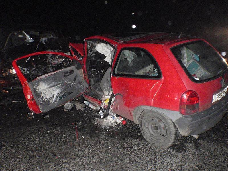 Při srážce dvou osobních automobilů u Vřesové došlo ve čtvrtek večer ke zranění tří osob.