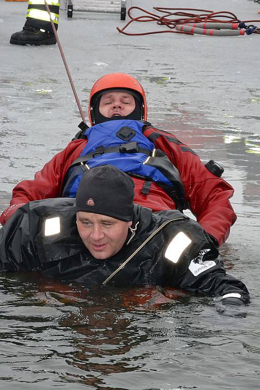 Cvičení hasičů na zamrzlém rybníku.