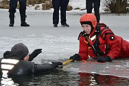 Cvičení hasičů na zamrzlém rybníku.