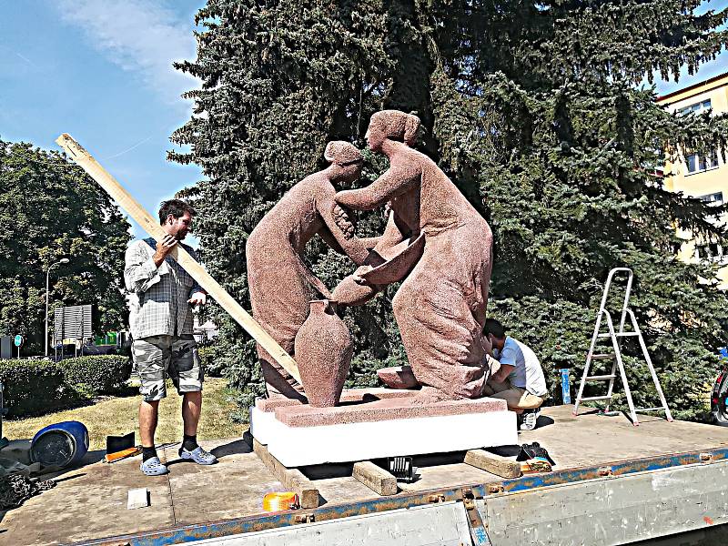 Dvojice soch od Evy Kmentové, které zobrazují alegorii Pohostinství při instalaci na nové místo u radnice.