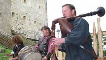 Loket si užíval středověkou zábavu, na hrad mířily davy