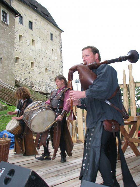 Loket si užíval středověkou zábavu, na hrad mířily davy