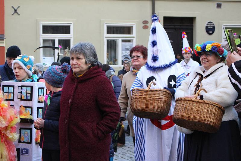 Návštěvníci s maskami i bez nich si užívali premiérový Loketský masopust.