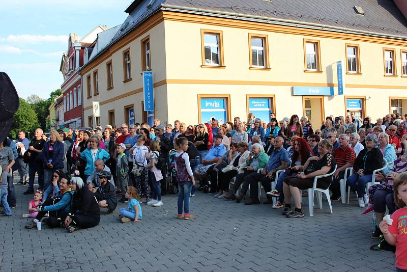 Sobotní odpoledne patřilo na sokolovském Starém náměstí Sokolovskému dostavníku.