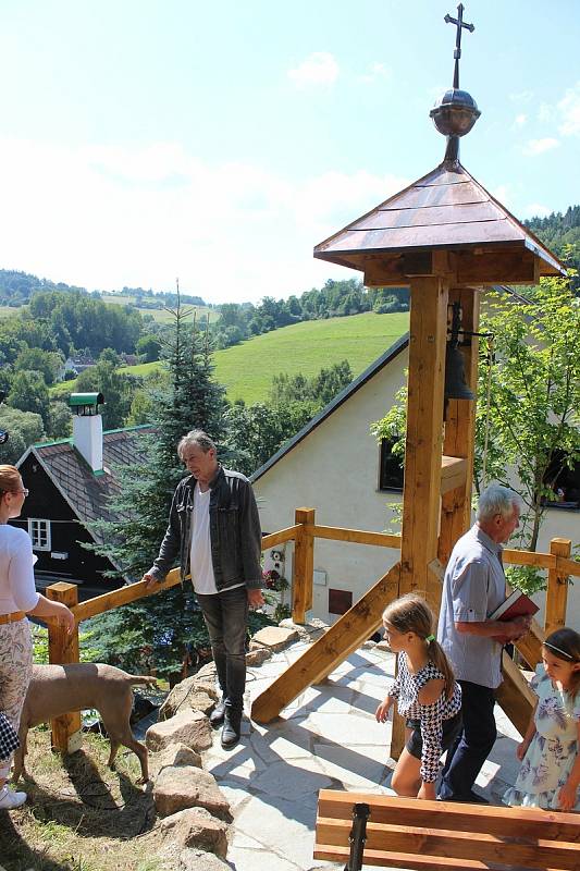 Dolnodražovský okrašlovací spolek obnovil někdejší zvoničku. David Prachař pro nedalekou obnovenou studánku pak vyřezal sochu Jana Nepomuckého.