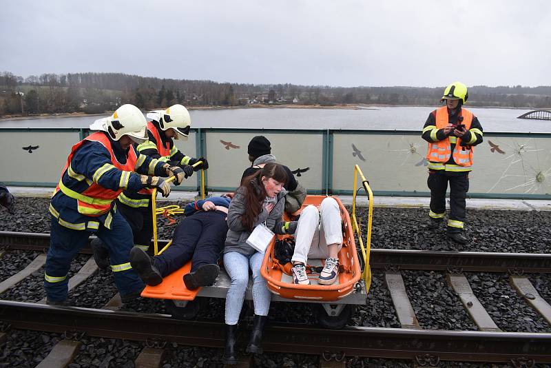 Hasiči cvičili u jesenické přehrady záchranu lidí při srážce vlaku s autem