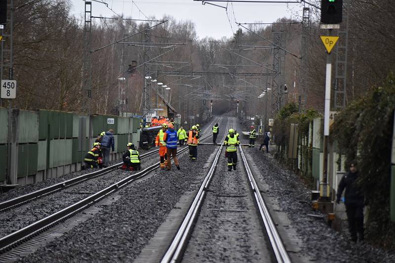 Hasiči cvičili u jesenické přehrady záchranu lidí při srážce vlaku s autem