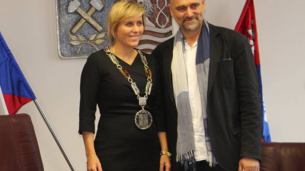 Hejtmanka Jana Mračková Vildumetzová a autor Petr Vogel představili nový hejtmanský řetěz.