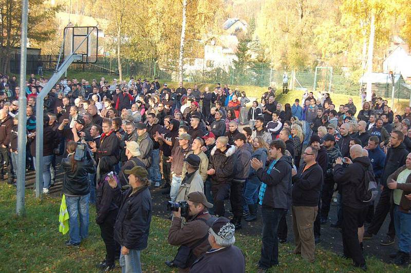 ATMOSFÉRA v Rotavě byla celou sobotu napjatá. Obchody a restaurace dokonce raději zavřely. Většina z místních pak přihlížela pochodu Dělnické strany sociální spravedlnosti.