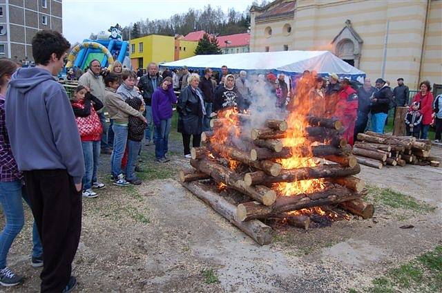 Stavění máje v Kraslicích.