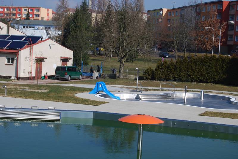 Práce na městském koupališti jedou v těchto dnech naplno