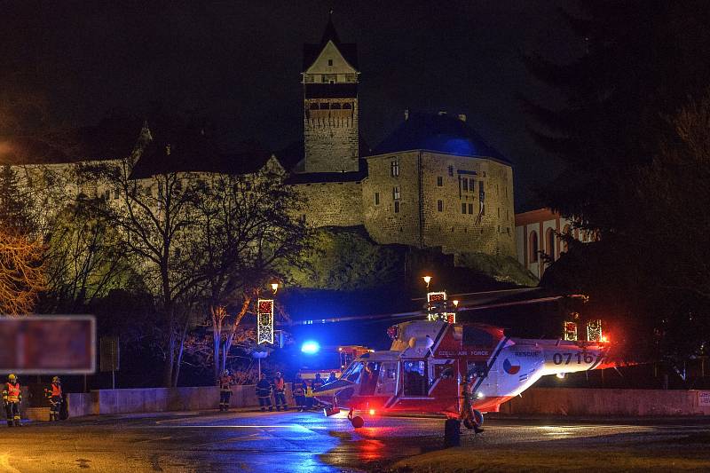 LETECKÁ ZÁCHRANNÁ služba zasahovala v neděli hned dvakrát na Sokolovsku. V Oloví se zřítil muž ze skály. V Lokti pak další muž spadl ze schodů.