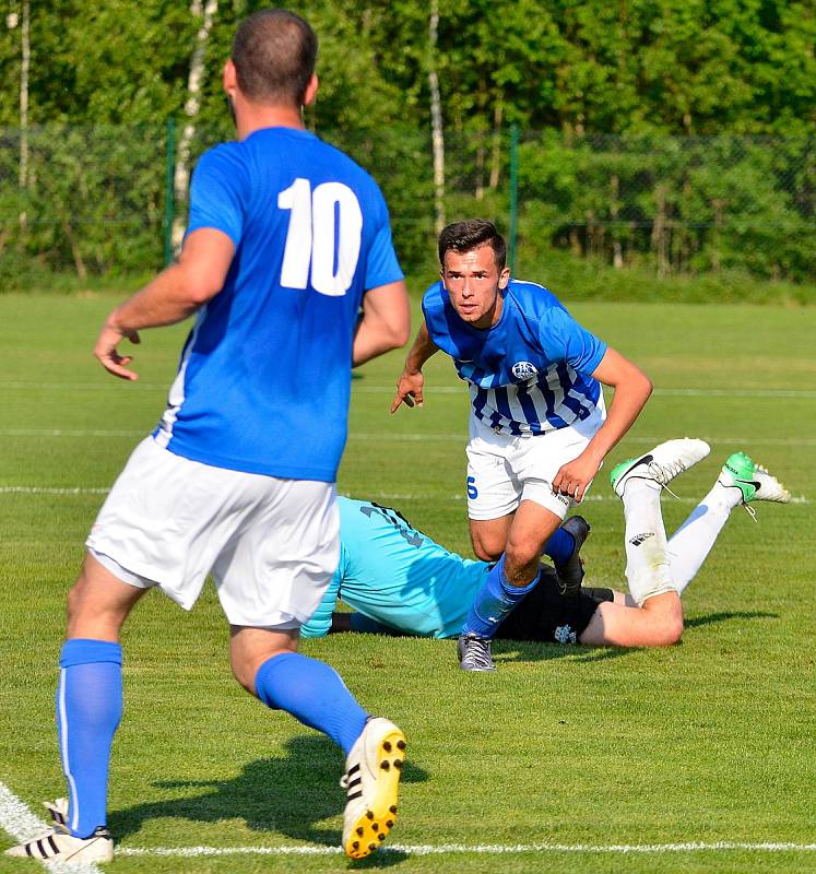 Jedenáctou výhru slavil v domácím prostředí Ostrov (v pruhovaném), když sestřelil Nejdek (v červeném)  v poměru 7:0.