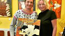 Na snímku vlevo majitelka kočičího útulku Konec toulání a malířka Romana Štrynclová s obrazem, který se vydražil za rekordní sumu.
