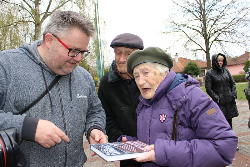 Iryna Shul se po 74 letech vrátila na místa, kde strávila nuceně rok života. Památník připomíná ženský pracovní tábor ve Svatavě.