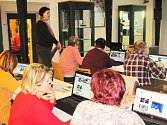 Práci na počítači se v loketské knihovně na kurzu Senior lapen v síti snažili zpřístupnit i loketským seniorům.
