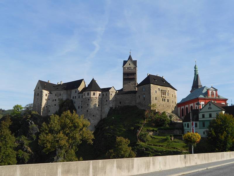 Hrad Loket byl založen v první polovině 13. století. Na jeho místě se nacházelo staré slovanské hradiště zvané starý Loket.