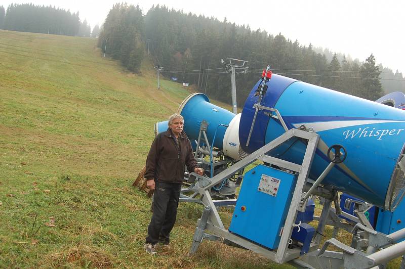 VLEKAŘI se plně připravují na letošní lyžařskou sezónu. Kromě novinek se musí postarat také o technické zázemí. Na snímku správce  bublavského skiareálu Bohumil Havel. 