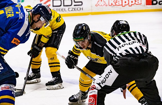 Hokejisté Baníku Sokolov (na archivním snímku hráči ve žlutých dresech) porazili Zlín (modří) 4:3 po samostatných nájezdech.