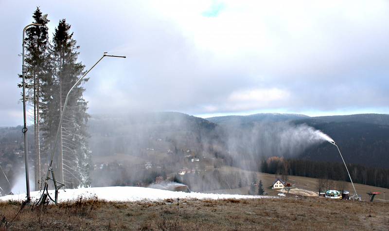 Bublavské skicentrum začalo zasněžovat.