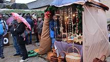 Krušnohorskými vánočními trhy ožil opět po roce o víkendu loketský hrad i náměstí T.G.M.
