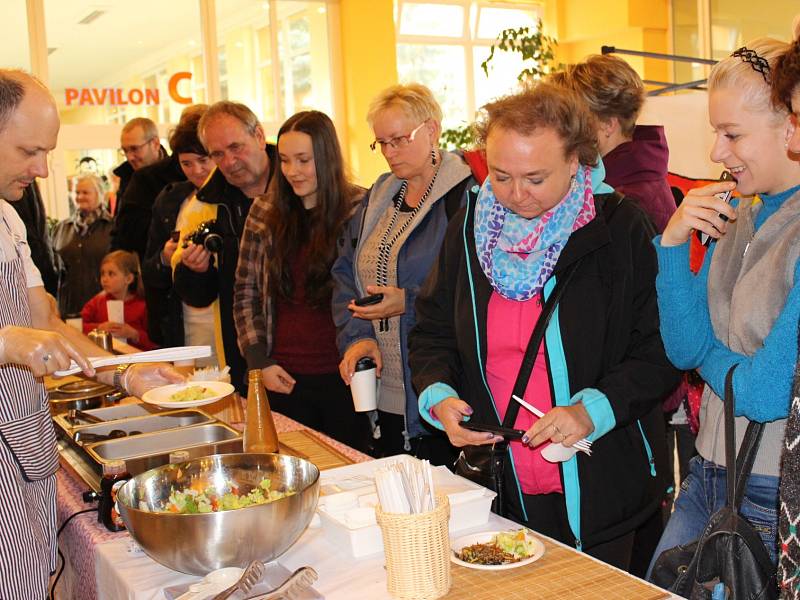 Zábavu i poučení našli na jednotlivých stanovištích nejen děti, ale i jejich rodiče. V Live cooking show viděli přípravu cvrčků nebo třeba červíků, na nichž si mohli i pochutnat.