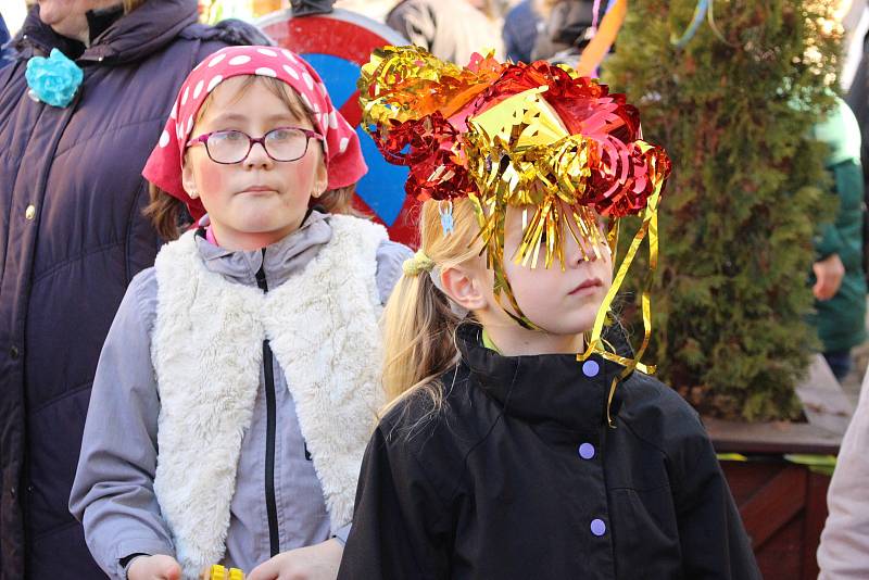 Návštěvníci s maskami i bez nich si užívali premiérový Loketský masopust.