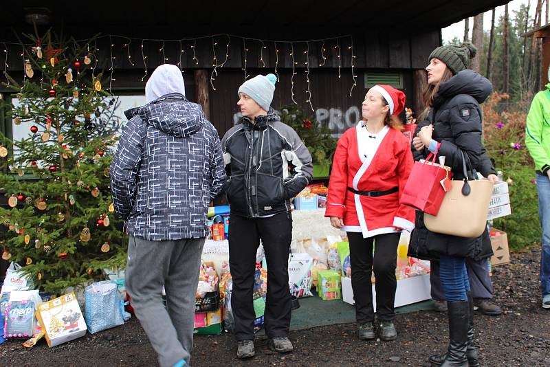 Desítky lidí dorazily na Vránov s dárky k Vánocům pro opuštěné pejsky.