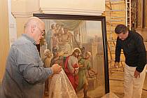 Do chodovského kostela sv. Vavřince se vrátila čtyři zrestaurovaná plátna křížové cesty. 