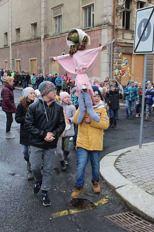 Děti v Kraslicích se loučily se zimou vhozením Morany do řeky.