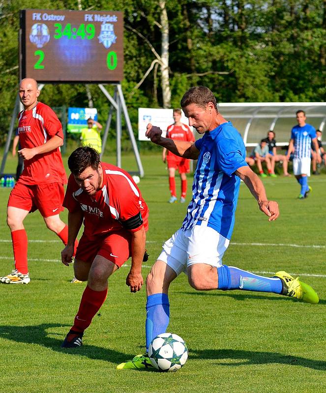 Jedenáctou výhru slavil v domácím prostředí Ostrov (v pruhovaném), když sestřelil Nejdek (v červeném)  v poměru 7:0.