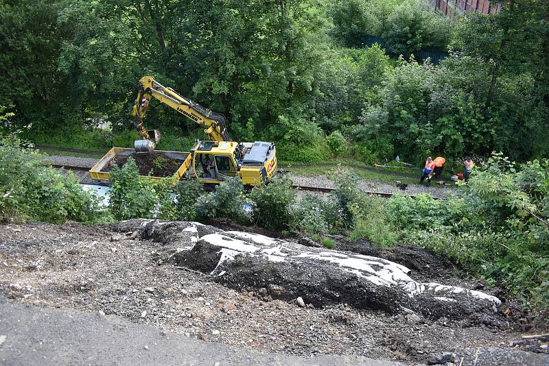 Sesuv svahu v Kraslicích odřízl sanitky i železniční dopravu do Německa