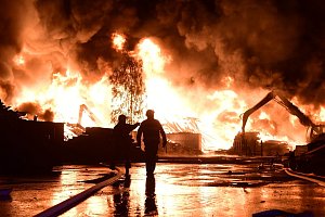 Skládka pražců hoří v Tisové nedaleko Sokolova, dým ohrožuje okolní obce