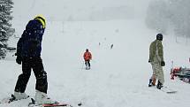 Středeční sněhová nadílka ve Ski Centru Bublava. Vlekaři na velikonoční prázdniny spustili vleky.