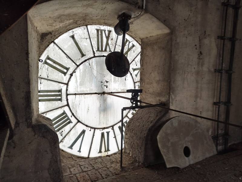 Z hromady šrotu obnovil Bohumír Břehovský stoletý hodinový stroj