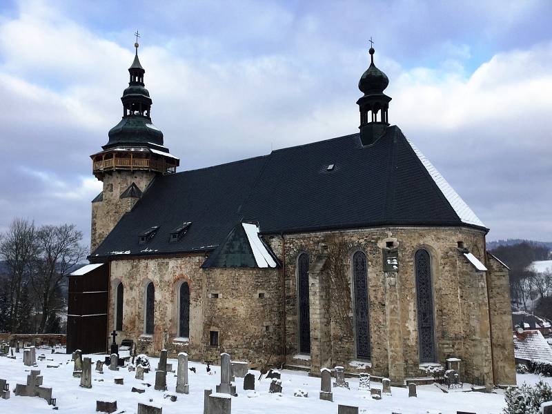 Do oken kostela sv. Jiří se postupně vracejí restaurované vitráže, celkem už jich je sedm.