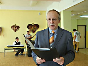 Ředitel školy Zdeněk Pečenka.