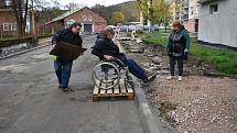 Kvůli rozkopanému chodníku jsem nebyl týden venku, stěžuje si vozíčkář