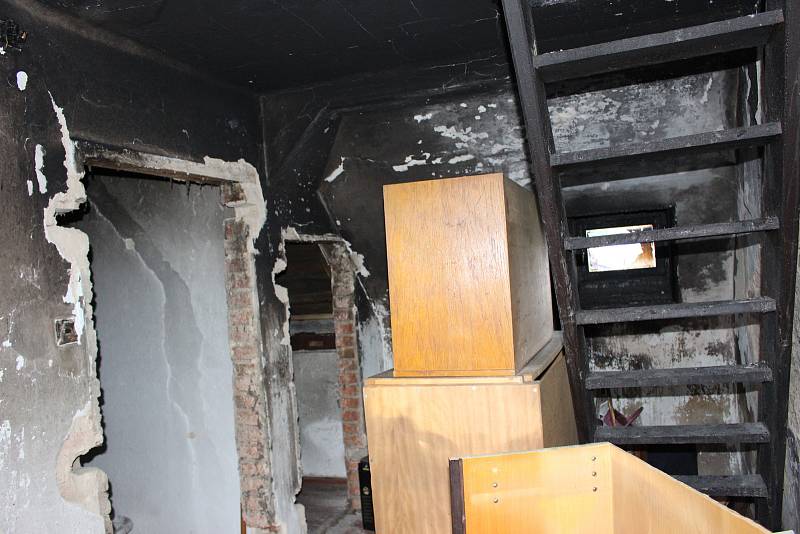 Shořelo všechno za domem, střecha, všechny místnosti v domě kromě kuchyně. A co nezničil oheň, poškodila voda.