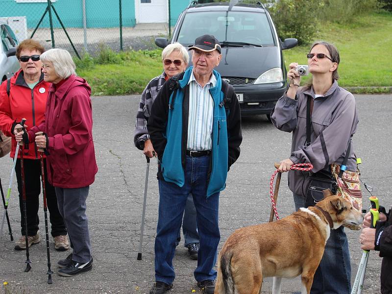 Po instruktáži, jak se správně s hůlkami chodí, vyrazili účastníci trénovat kolem Areálu zdraví.