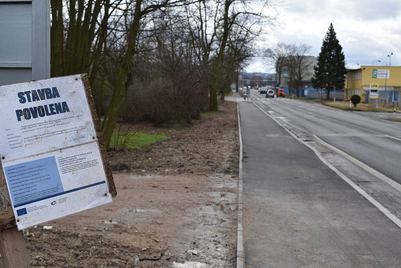 Chodci i cyklisté už mohou využívat novou stezku.