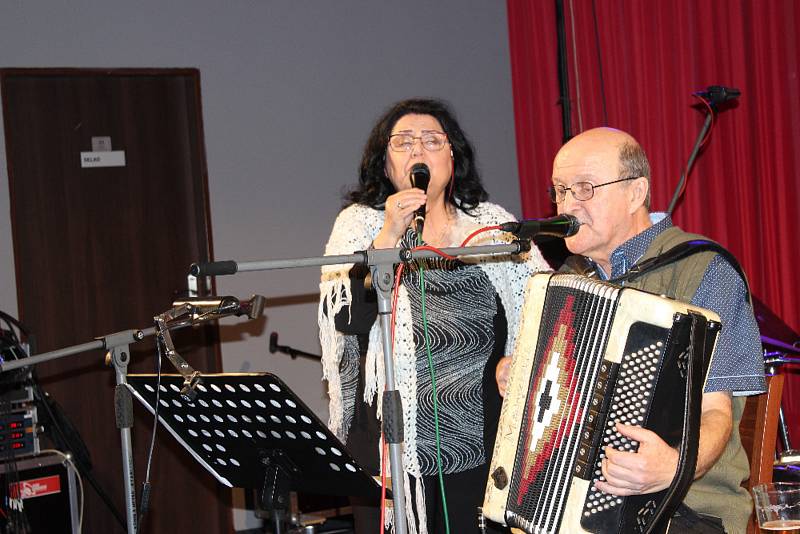 Diváky v Březové roztančily harmoniky, heligonky i dechovka.