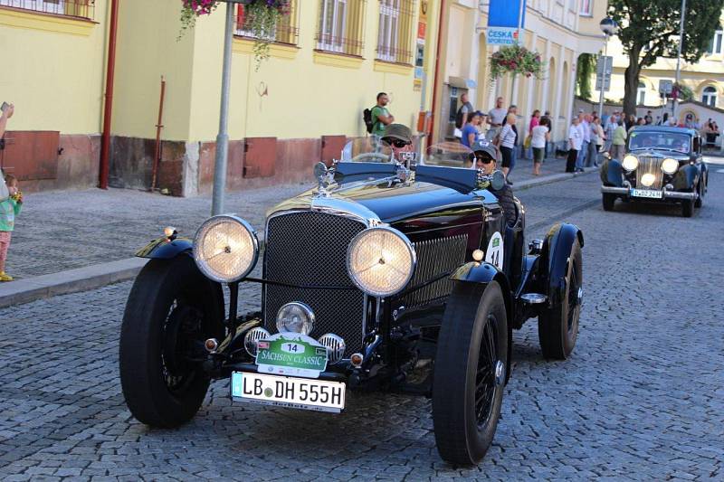 HISTORICKÁ AUTA včera projela Kraslicemi. Symbolicky projížděla tamním náměstím před radnicí v samotném centru. 