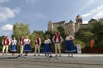 Karlovarský folklorní festival se loučil v amfiteátru pod hradem Loket