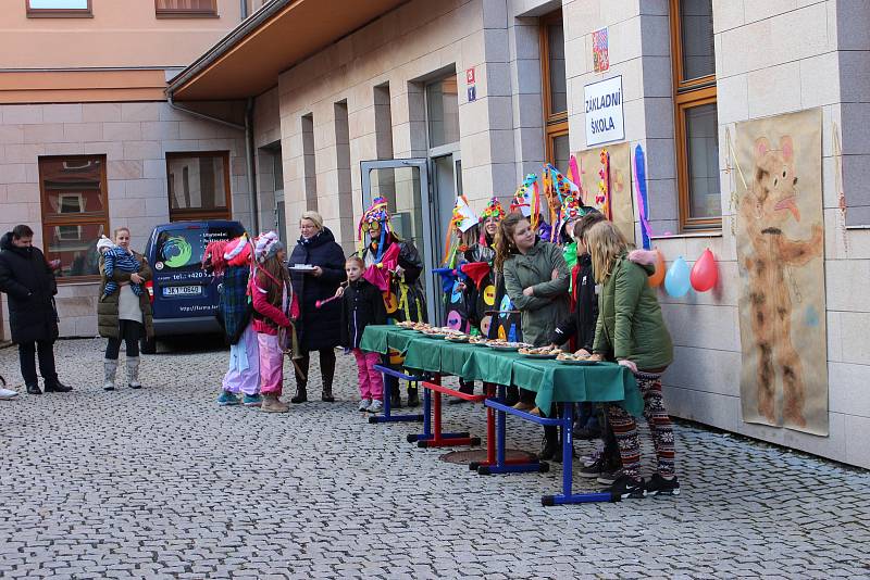 Návštěvníci s maskami i bez nich si užívali premiérový Loketský masopust.