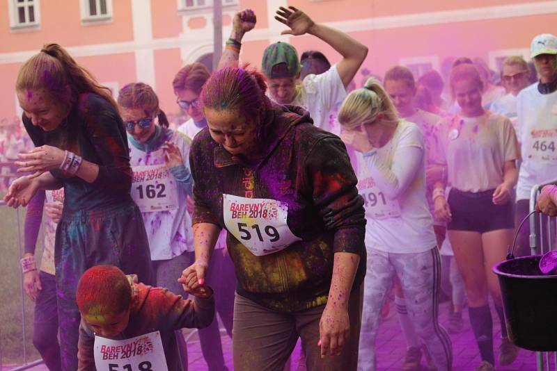 Sokolovský čtvrtmaraton, Barevný běh, Den s Policií ČR, Stezka skřítka Sokolníčka, koncerty nebo ohňostroje, to všechno byla letošní akce Hurá, prázdniny.