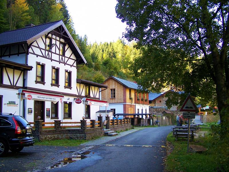 Svatošské skály jsou národní přírodní památka na rozhraní okresů Karlovy Vary a Sokolov.
