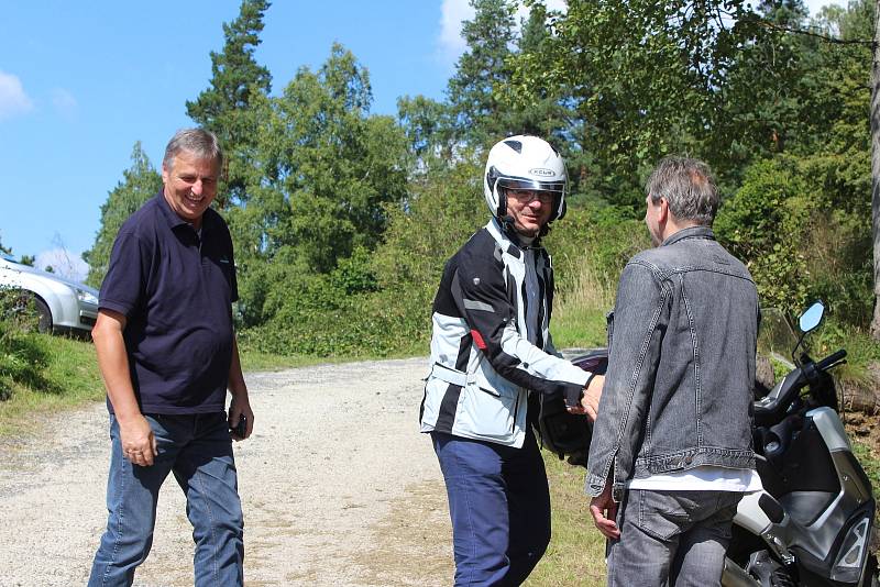 Dolnodražovský okrašlovací spolek obnovil někdejší zvoničku. David Prachař pro nedalekou obnovenou studánku pak vyřezal sochu Jana Nepomuckého.